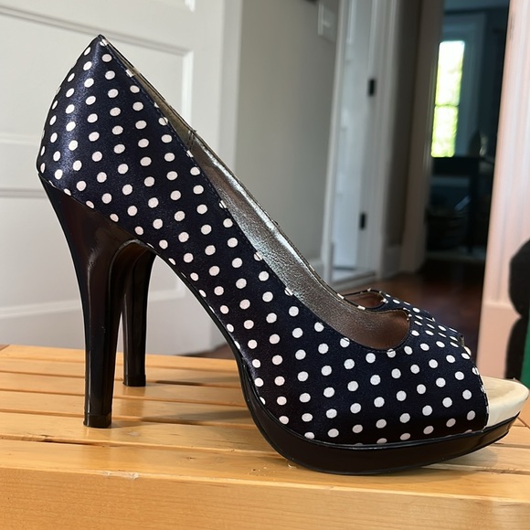 White Polka dot on navy open-toed pump. - Picture 4 of 6